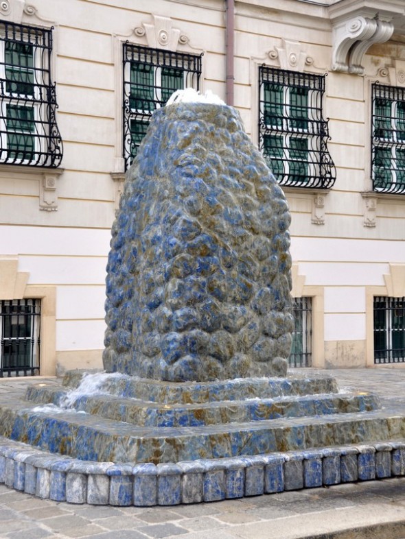 MONUMENTO AL LAPISLAZULI