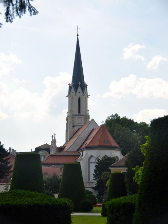 IGLESIA  EN LOS JARDINES