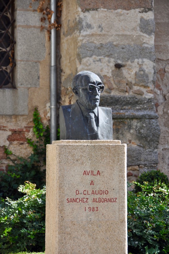 ESTATUA CLAUDIO SANCHEZ ALBORNOZ