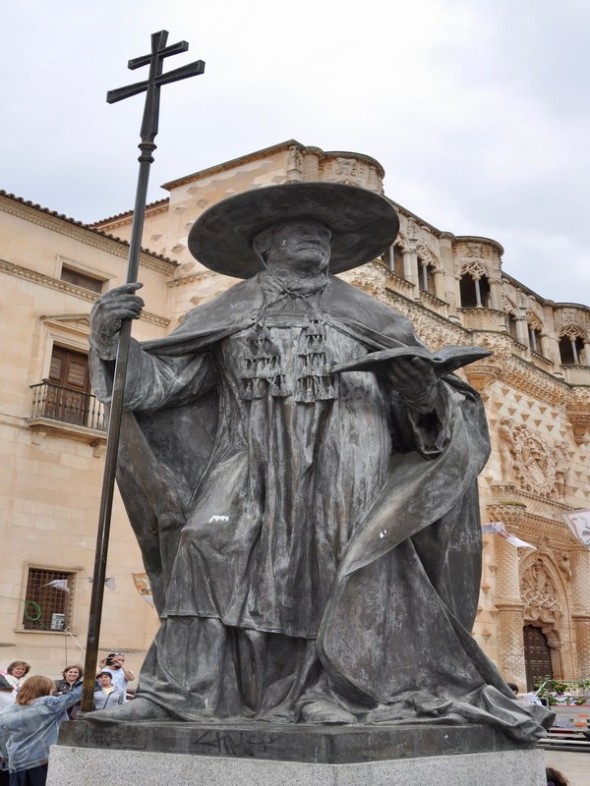 ESTATUA DE PEDRO GONZALEZ DE MENDOZA