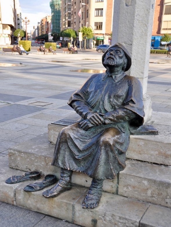 ESTATUA HOMENAJE AL PEREGRINO