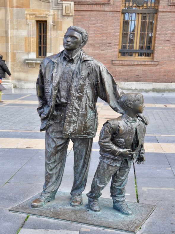 ESTATUA PADRE E HIJO