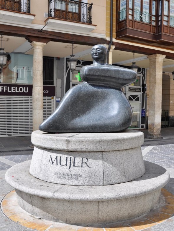 ESCULTURA MUJER