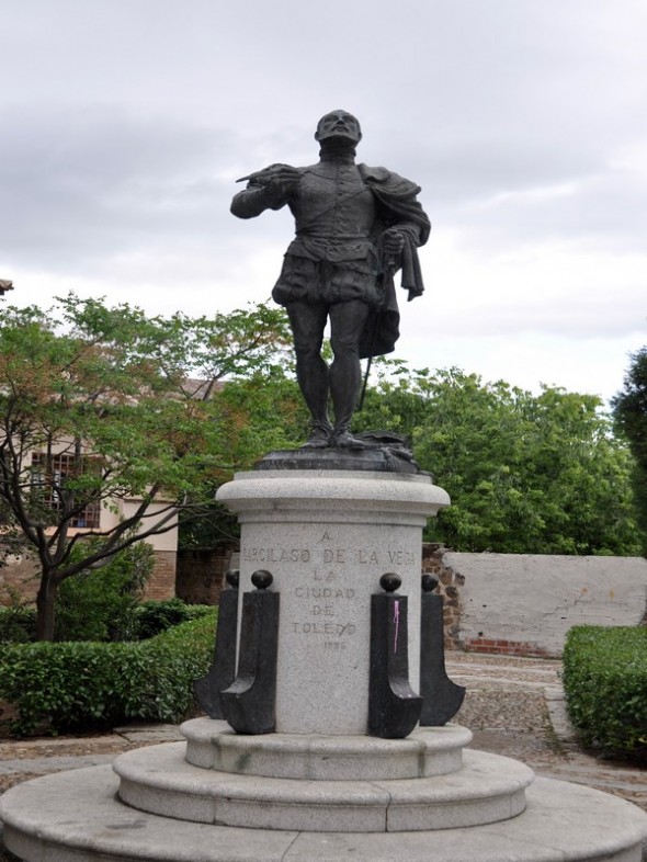 ESTATUA A GARCILASO DE LA VEGA