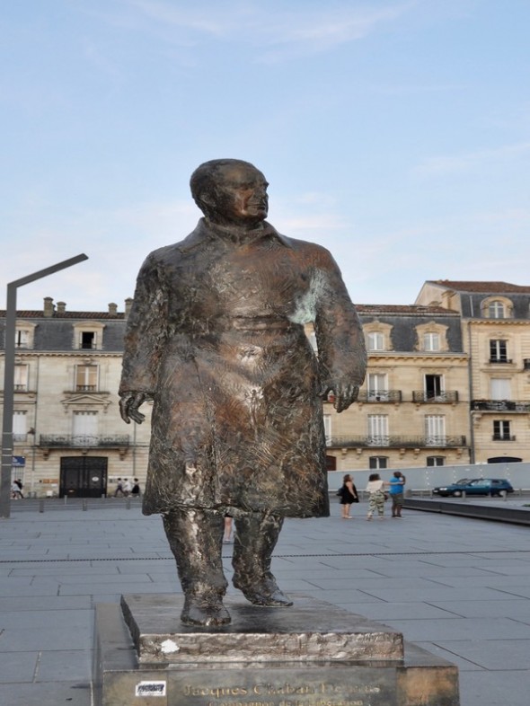 ESTATUA JACQUES CHABAN DELMAS